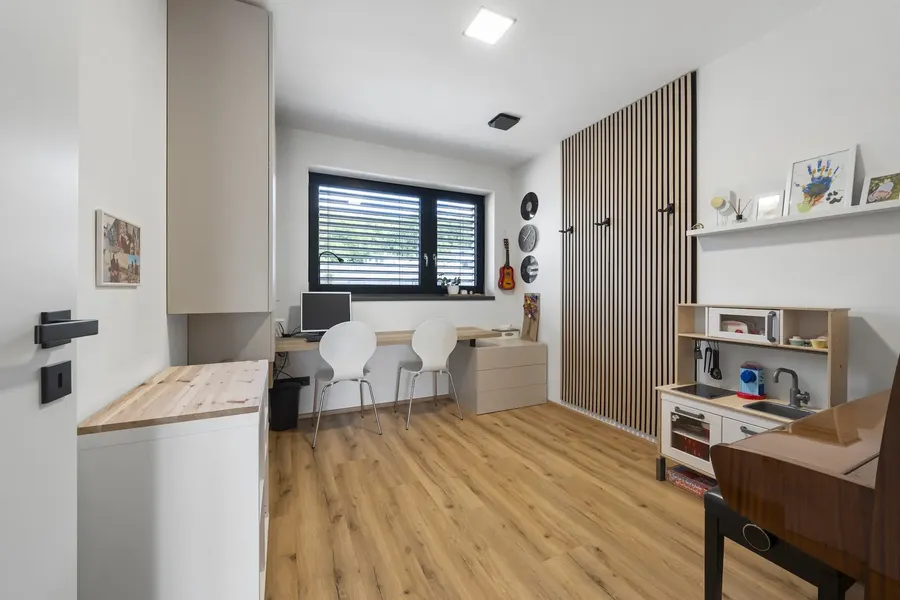 Dětský pokoj s pracovními místy